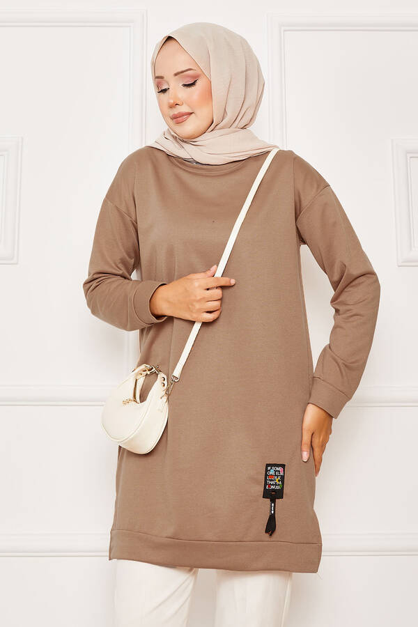 CVN - Arma Detaylı Bisiklet Yaka Sweat Tunik Camel (1) CVN - Arma Detaylı Bisiklet Yaka Sweat Tunik Camel (1)