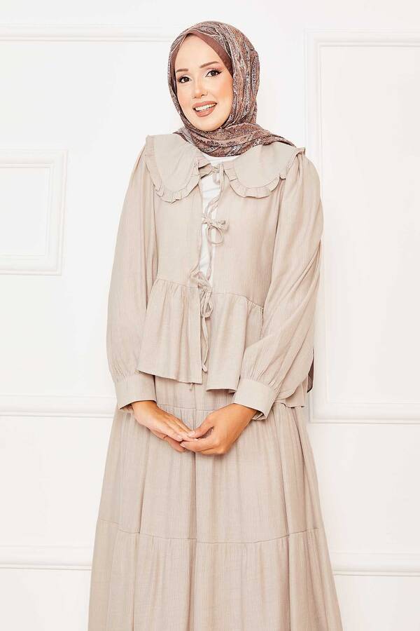 MD - Bebe Yaka Önden Bağcıklı Etekli Takım Bej (1) MD - Bebe Yaka Önden Bağcıklı Etekli Takım Bej (1)
