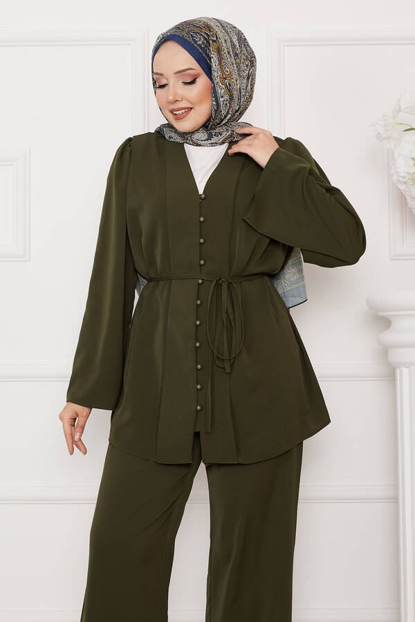 Cnr - Belden Bağcıklı Brit Düğmeli Tesettür Takım Haki (1) Cnr - Belden Bağcıklı Brit Düğmeli Tesettür Takım Haki (1)