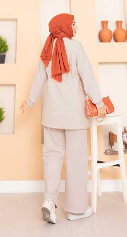 Beli Ayarlanabilir Kapitone Yelekli Üçlü Tesettür Takım Bej - Thumbnail