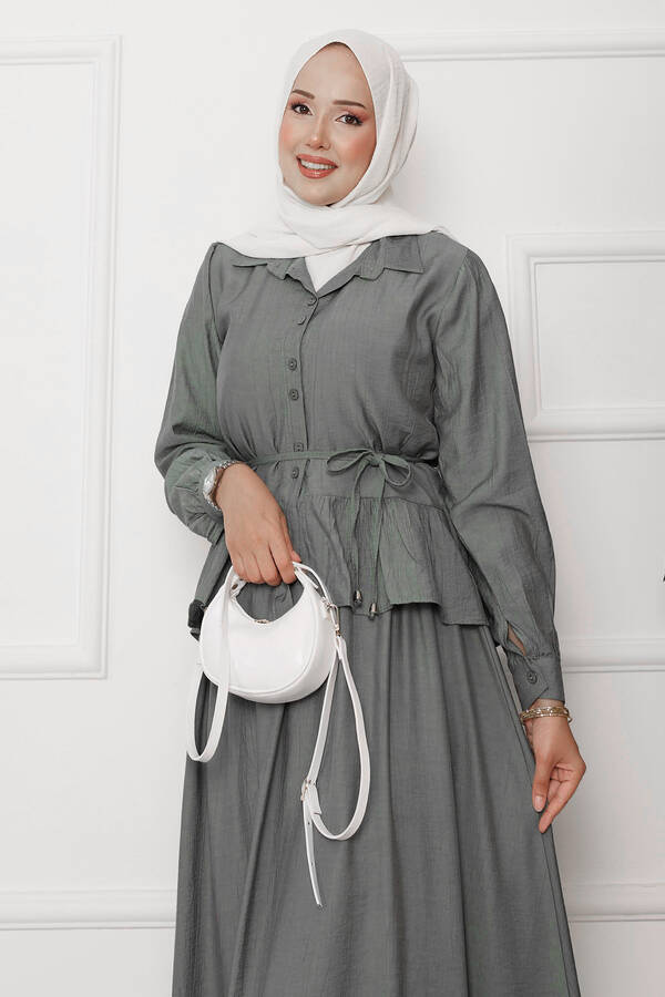 Znk - Beli Bağcık Detaylı Etekli İkili Çilek Takım Haki (1) Znk - Beli Bağcık Detaylı Etekli İkili Çilek Takım Haki (1)