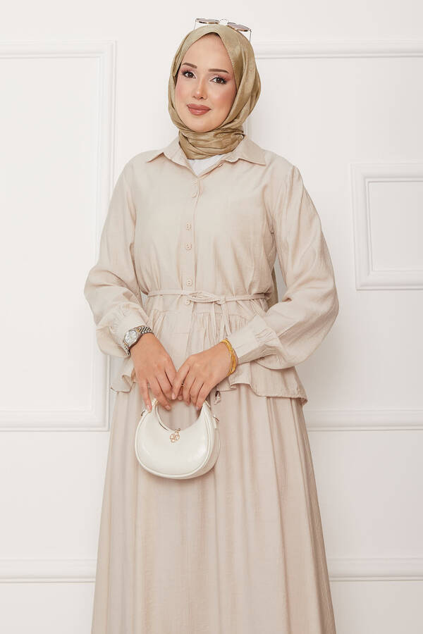 Znk - Beli Bağcık Detaylı Etekli İkili Çilek Takım Krem (1) Znk - Beli Bağcık Detaylı Etekli İkili Çilek Takım Krem (1)