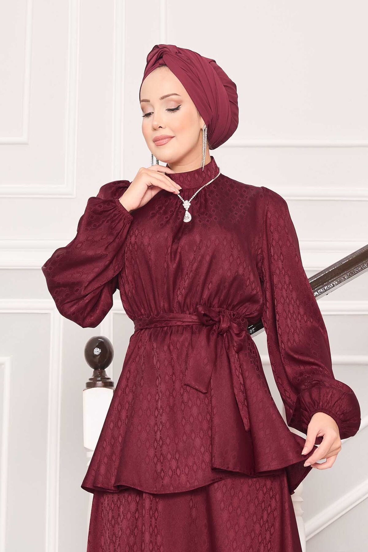 Beli Büzgülü Desenli Jakarlı Tesettür Takım Bordo Beli Büzgülü Desenli Jakarlı Tesettür Takım Bordo