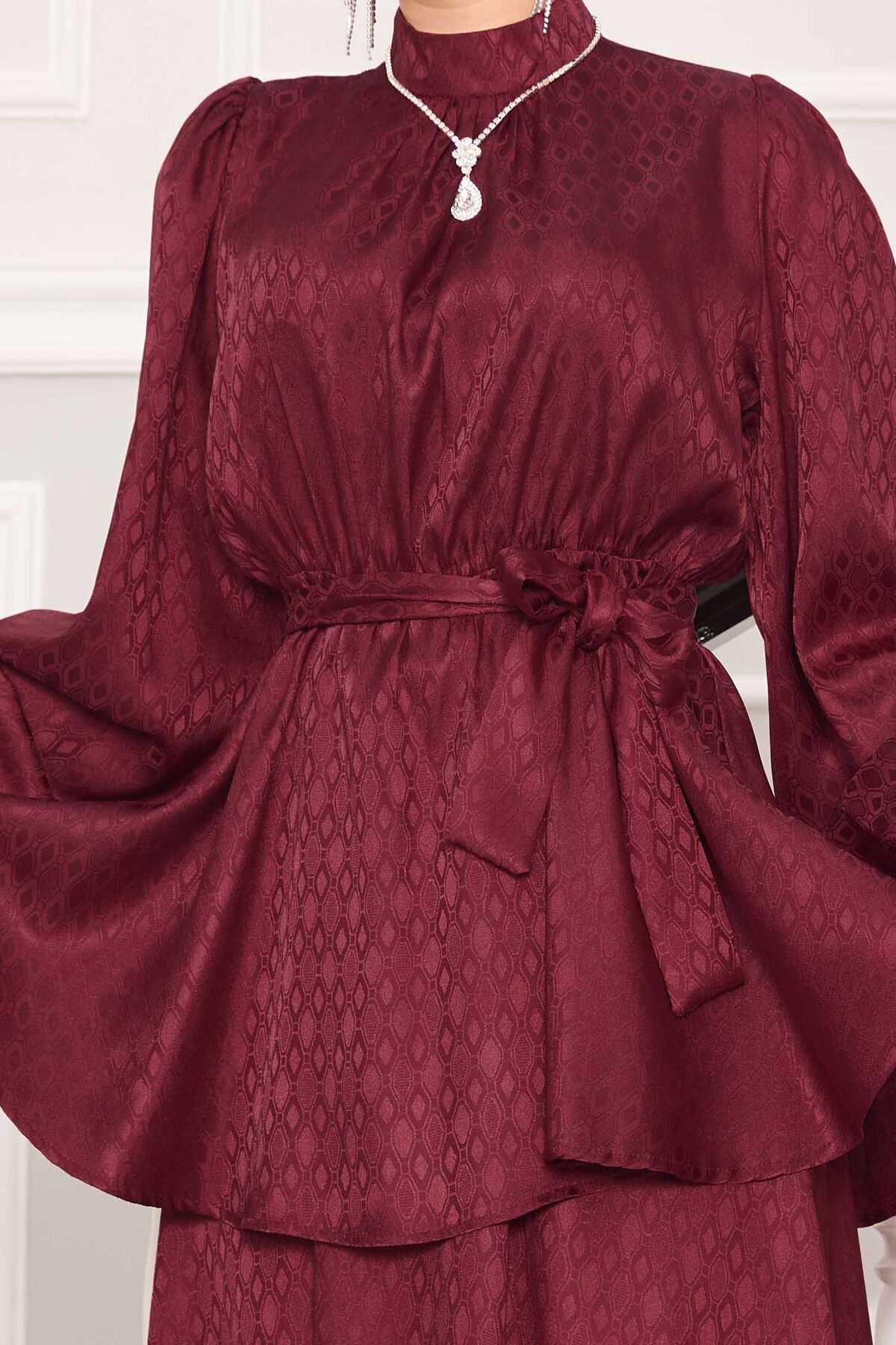 Beli Büzgülü Desenli Jakarlı Tesettür Takım Bordo Beli Büzgülü Desenli Jakarlı Tesettür Takım Bordo