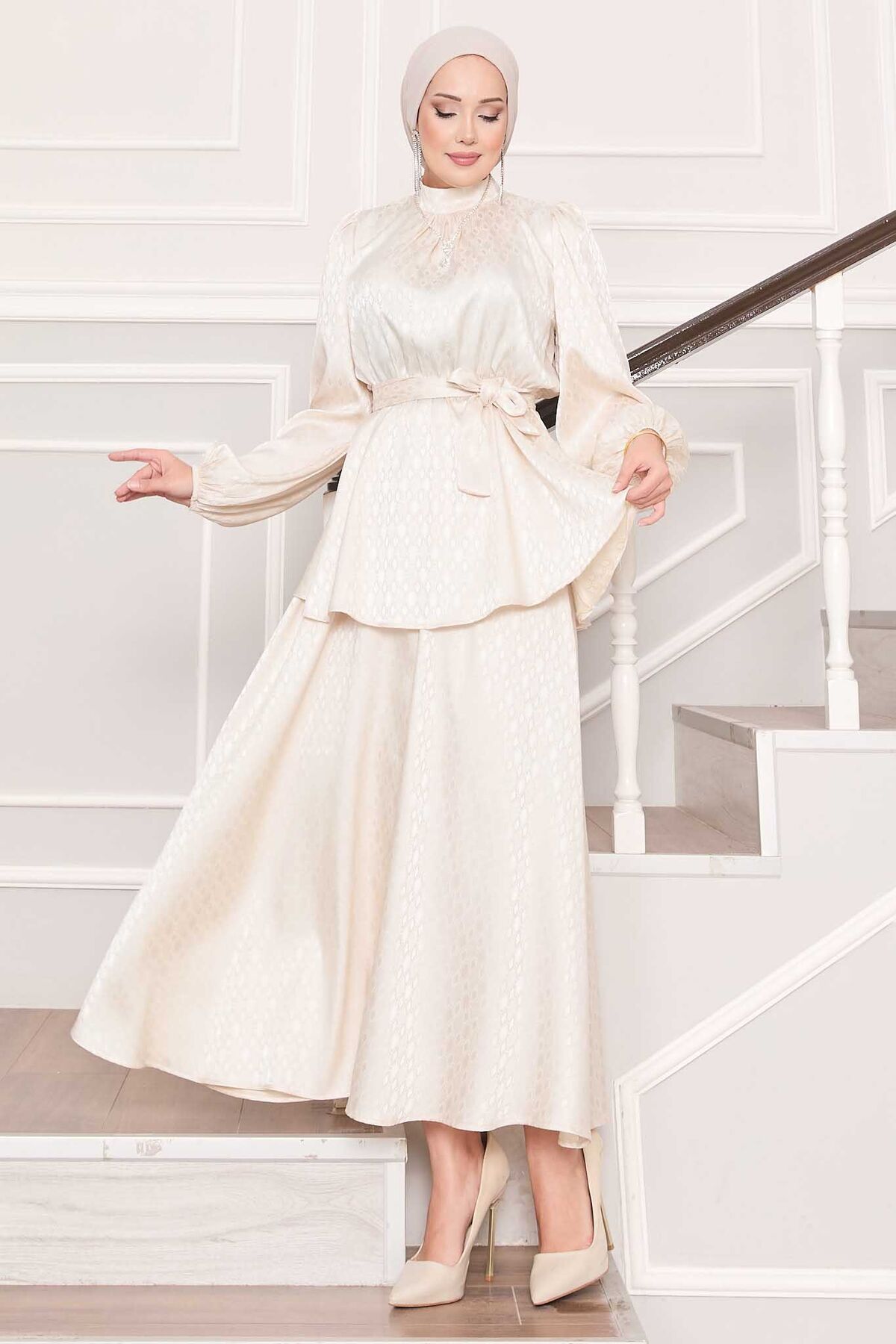 Beli Büzgülü Desenli Jakarlı Tesettür Takım Krem Beli Büzgülü Desenli Jakarlı Tesettür Takım Krem