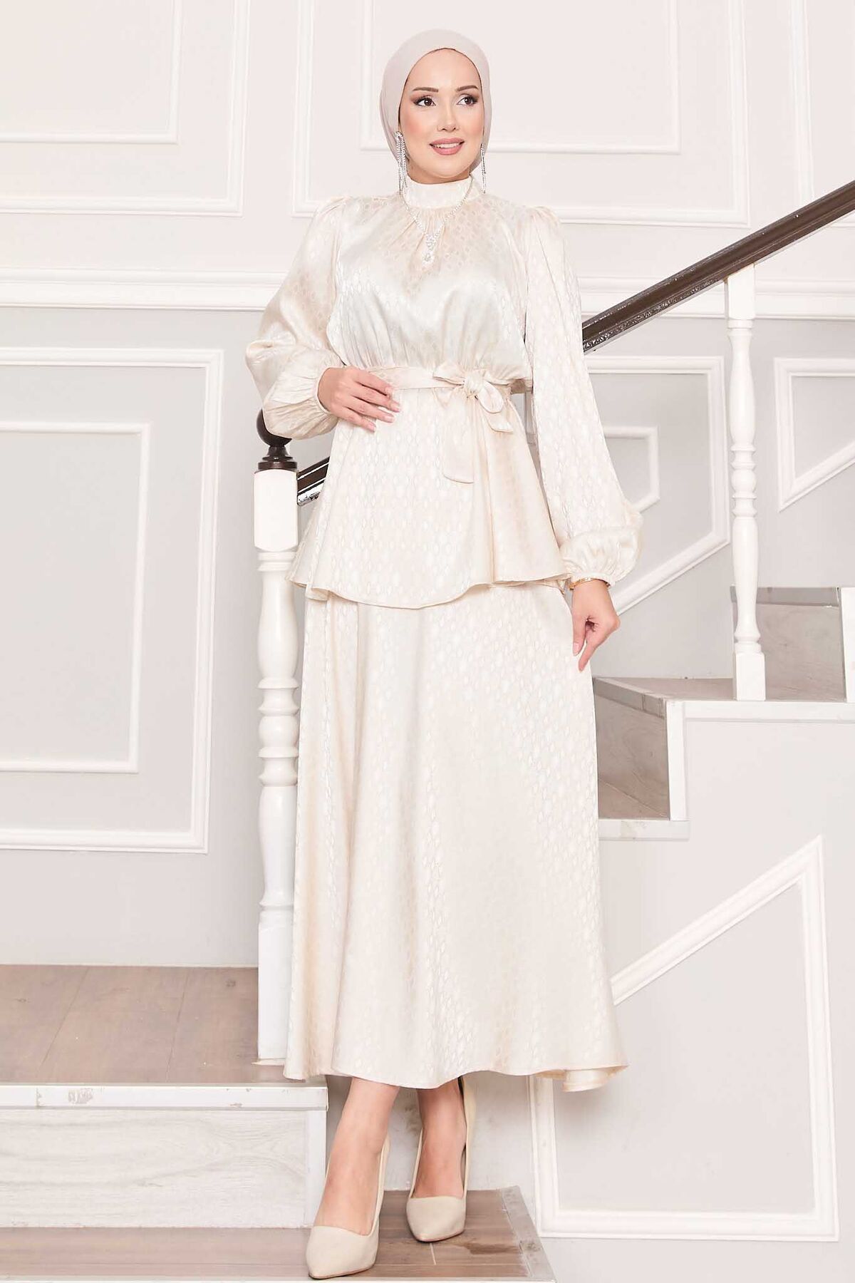 Beli Büzgülü Desenli Jakarlı Tesettür Takım Krem Beli Büzgülü Desenli Jakarlı Tesettür Takım Krem