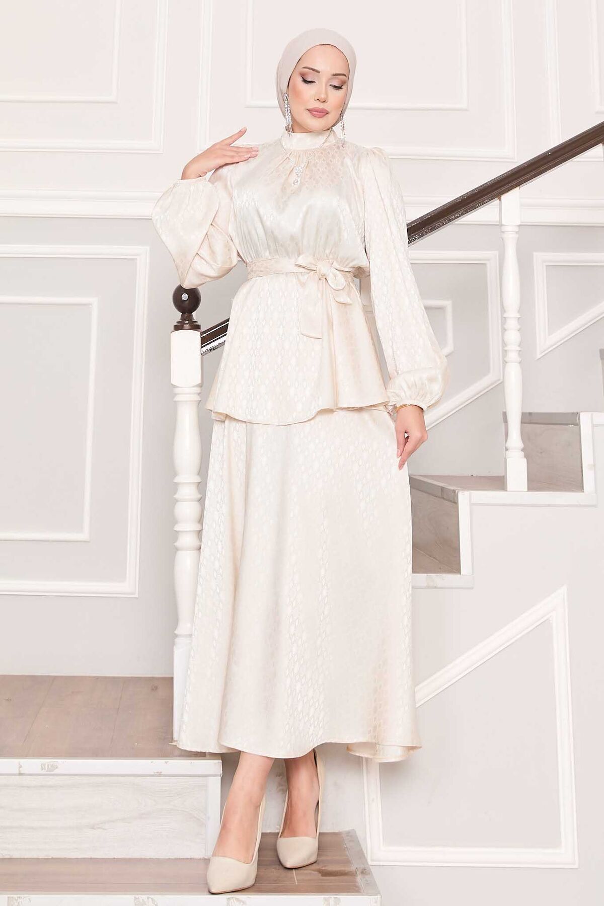 Beli Büzgülü Desenli Jakarlı Tesettür Takım Krem Beli Büzgülü Desenli Jakarlı Tesettür Takım Krem