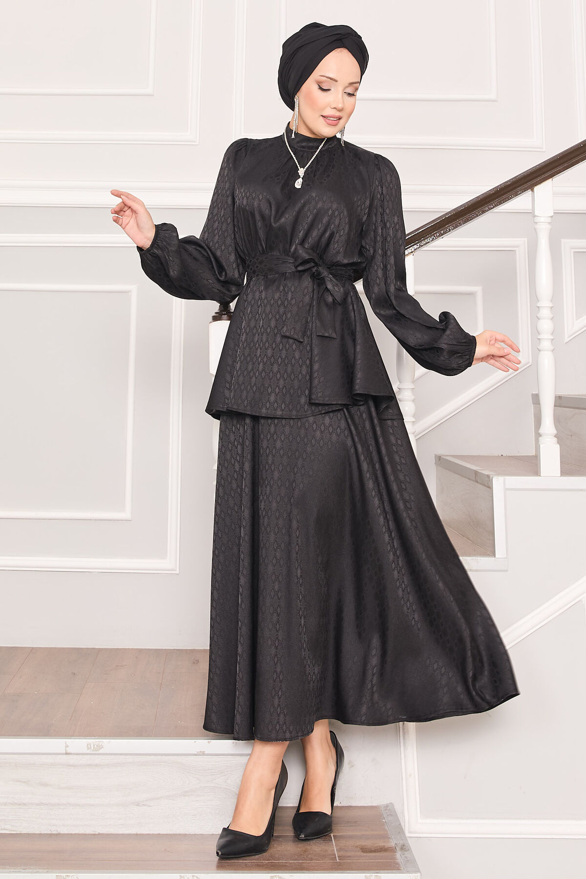 Beli Büzgülü Desenli Jakarlı Tesettür Takım Siyah Beli Büzgülü Desenli Jakarlı Tesettür Takım Siyah