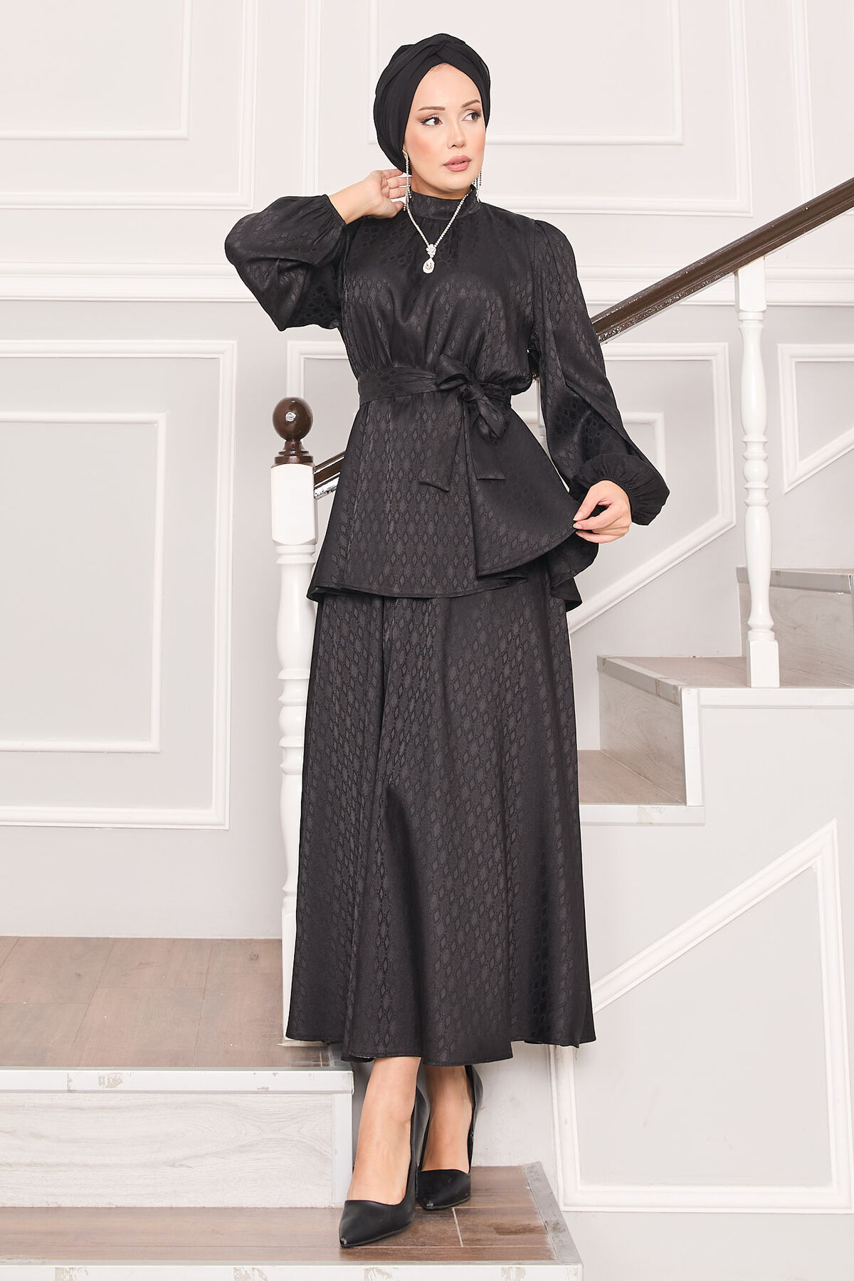 Beli Büzgülü Desenli Jakarlı Tesettür Takım Siyah Beli Büzgülü Desenli Jakarlı Tesettür Takım Siyah