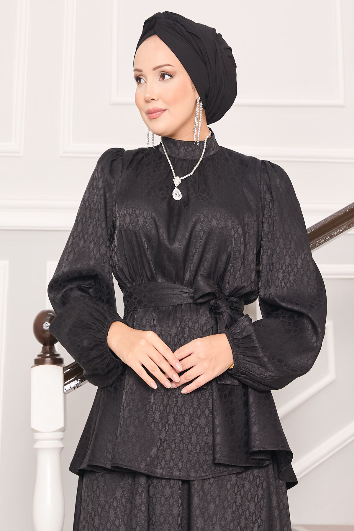 Beli Büzgülü Desenli Jakarlı Tesettür Takım Siyah Beli Büzgülü Desenli Jakarlı Tesettür Takım Siyah