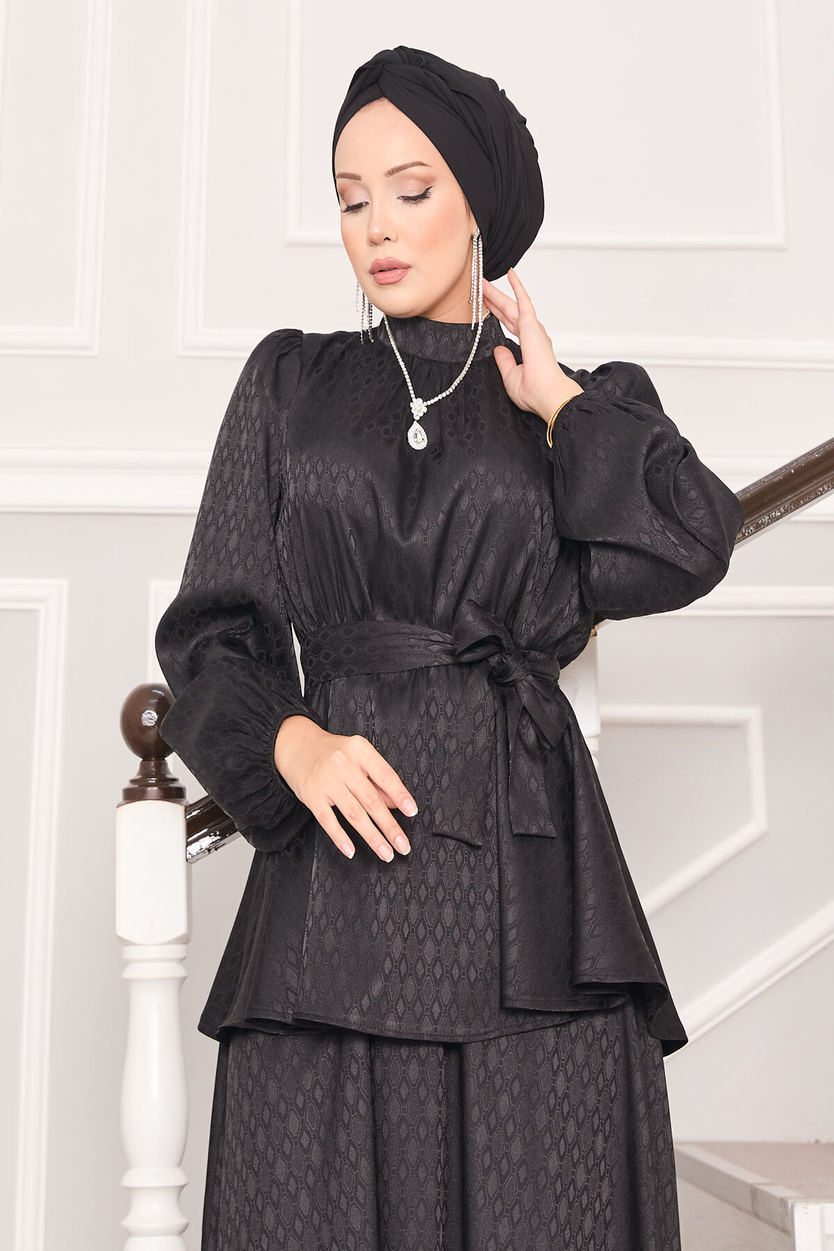 Beli Büzgülü Desenli Jakarlı Tesettür Takım Siyah Beli Büzgülü Desenli Jakarlı Tesettür Takım Siyah