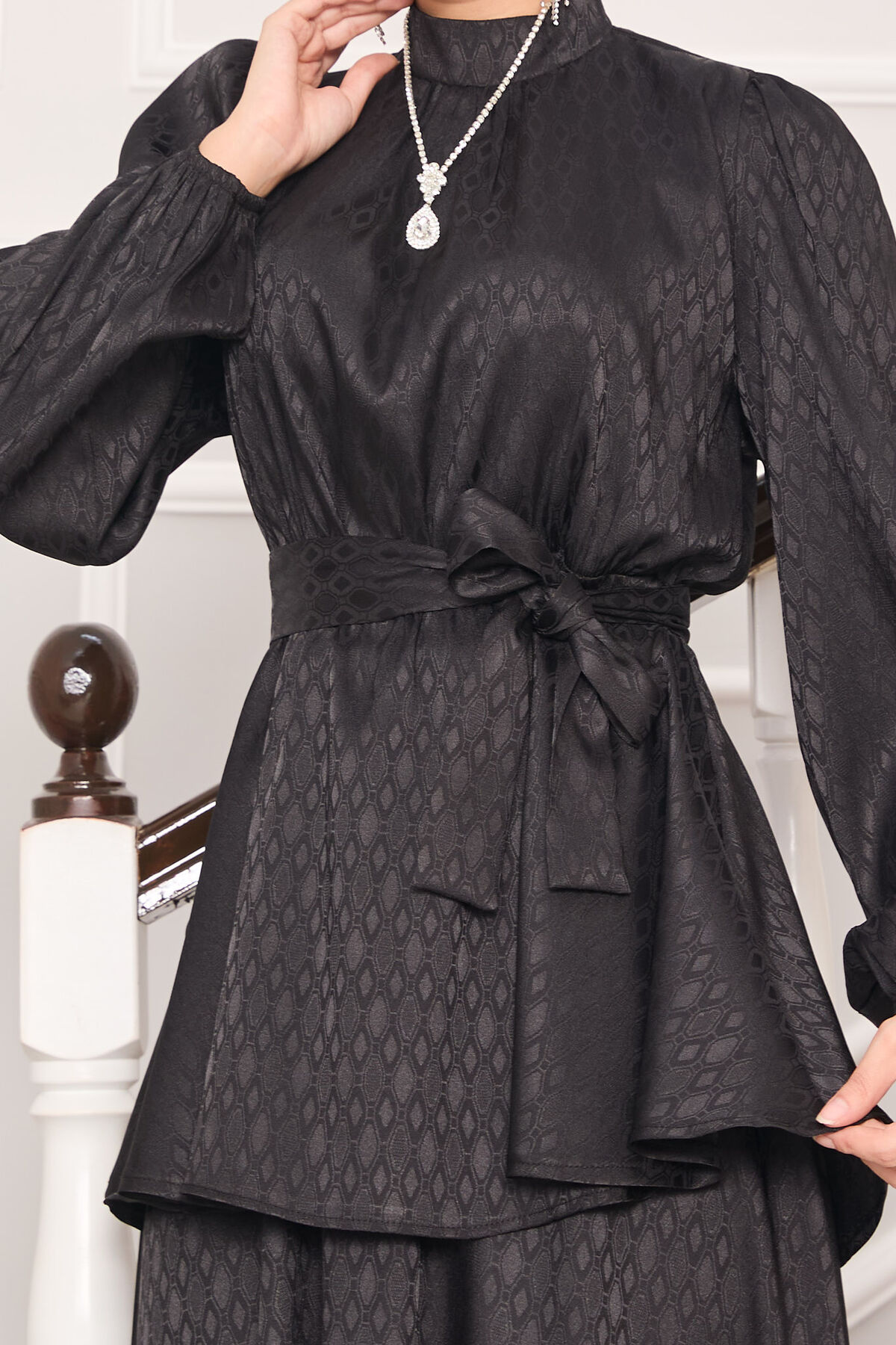 Beli Büzgülü Desenli Jakarlı Tesettür Takım Siyah Beli Büzgülü Desenli Jakarlı Tesettür Takım Siyah