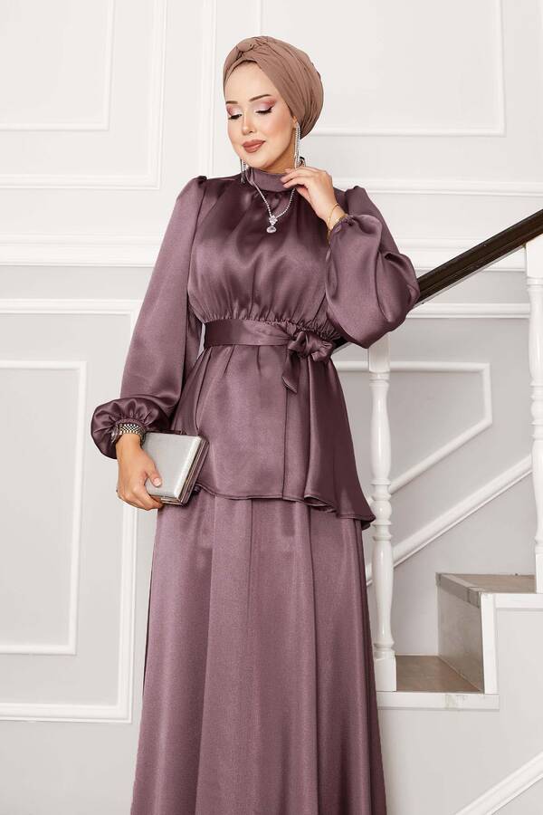 MD - Beli Büzgülü Kuşak Detaylı Saten Etekli Takım Pudra (1) MD - Beli Büzgülü Kuşak Detaylı Saten Etekli Takım Pudra (1)