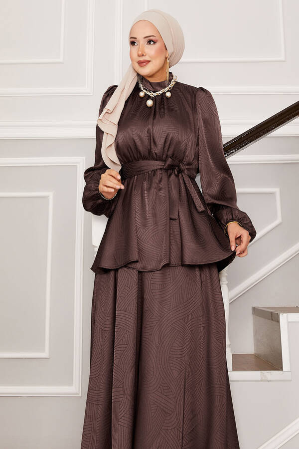 MD - Beli Büzgülü Kuşaklı Jakar Takım Kahve (1) MD - Beli Büzgülü Kuşaklı Jakar Takım Kahve (1)