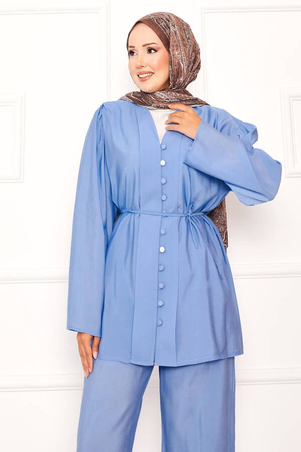 MD - Brit Düğmeli Seyyar Kuşaklı İkili Takım Bebe Mavisi (1) MD - Brit Düğmeli Seyyar Kuşaklı İkili Takım Bebe Mavisi (1)