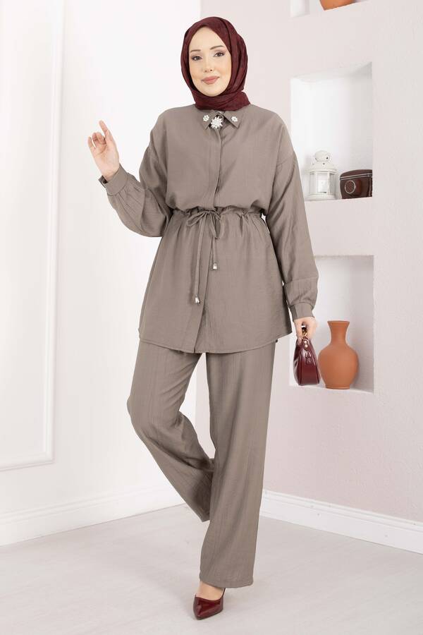 NS - Broş Detaylı Beli Tünelli Tunik Takım Vizon