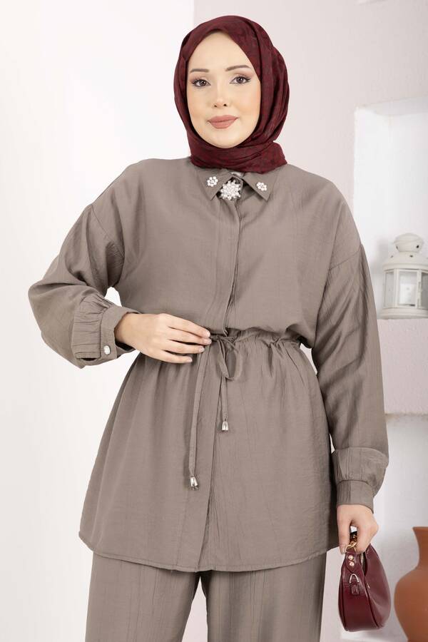 NS - Broş Detaylı Beli Tünelli Tunik Takım Vizon (1)
