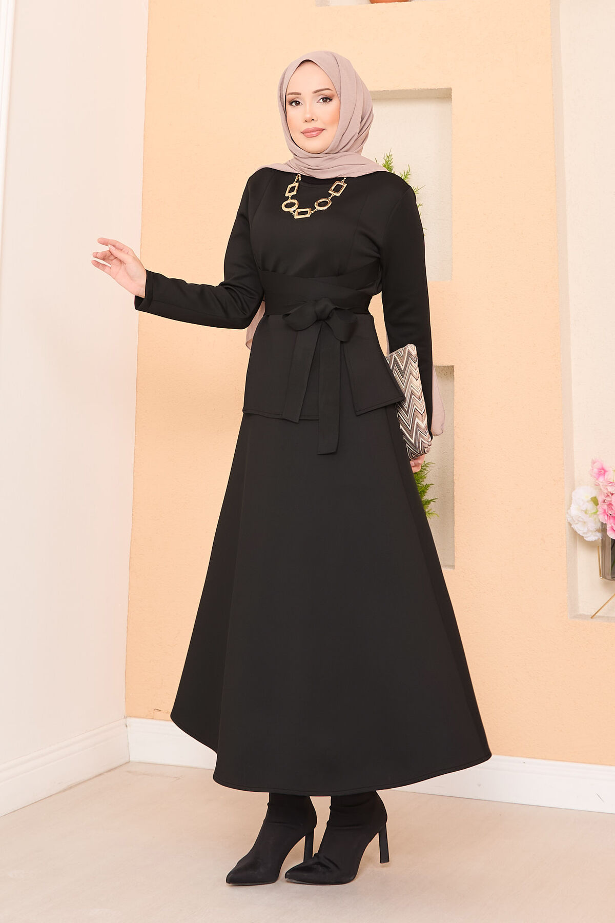 Çapraz Kuşaklı Şık Tesettür Etekli Takım Siyah Çapraz Kuşaklı Şık Tesettür Etekli Takım Siyah