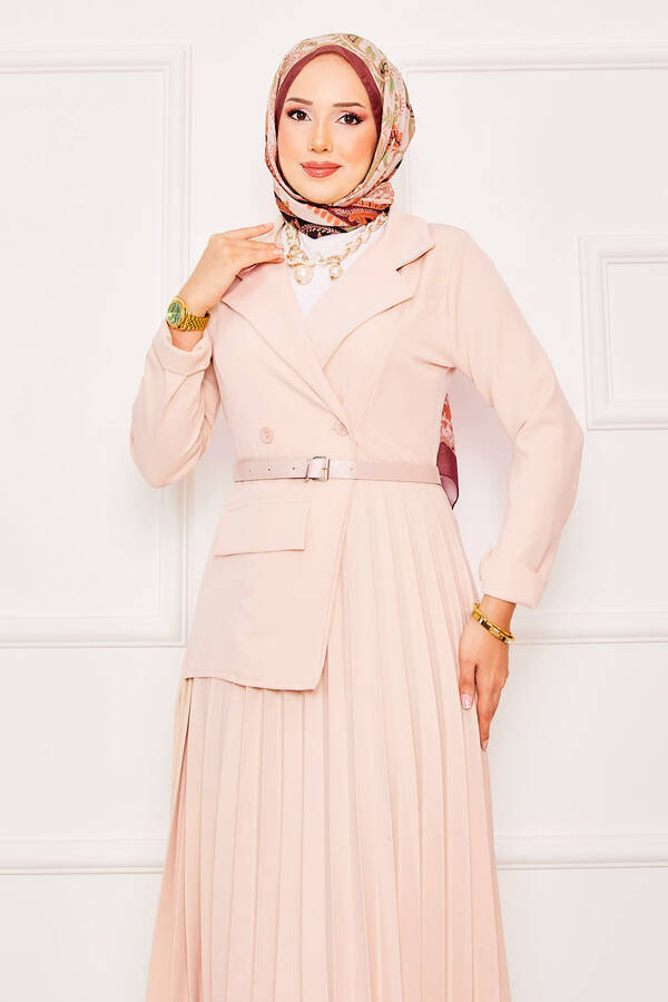 Znk - Ceket Detaylı Piliseli Tesettür Elbise Bej (1) Znk - Ceket Detaylı Piliseli Tesettür Elbise Bej (1)