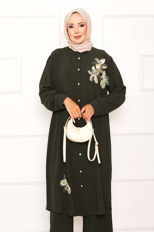Zmr - Çiçek Detaylı Boydan Düğmeli İkili Takım Haki (1) Zmr - Çiçek Detaylı Boydan Düğmeli İkili Takım Haki (1)