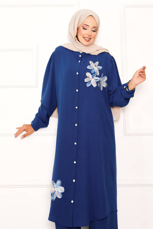 Zmr - Çiçek Detaylı Boydan Düğmeli İkili Takım İndigo (1) Zmr - Çiçek Detaylı Boydan Düğmeli İkili Takım İndigo (1)