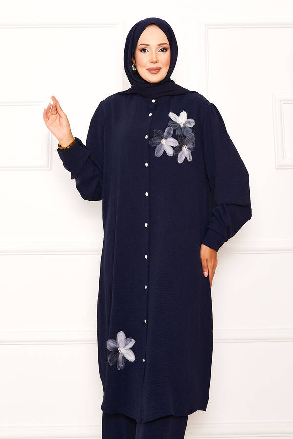 Zmr - Çiçek Detaylı Boydan Düğmeli İkili Takım Lacivert (1) Zmr - Çiçek Detaylı Boydan Düğmeli İkili Takım Lacivert (1)