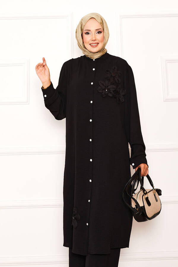 Zmr - Çiçek Detaylı Boydan Düğmeli İkili Takım Siyah (1) Zmr - Çiçek Detaylı Boydan Düğmeli İkili Takım Siyah (1)