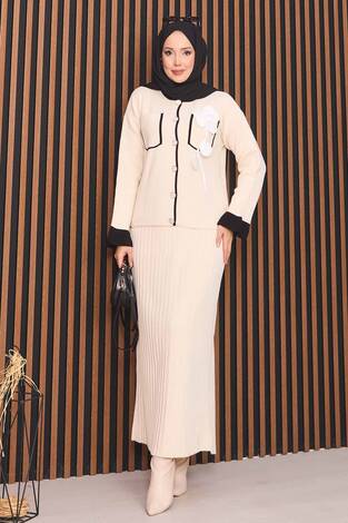 Çiçek Detaylı Sedef Düğmeli Tesettür Triko Takım Ekru - Thumbnail