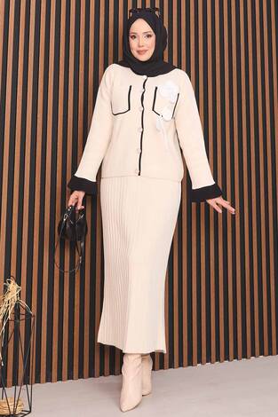 Çiçek Detaylı Sedef Düğmeli Tesettür Triko Takım Ekru