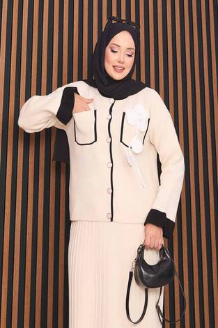 Çiçek Detaylı Sedef Düğmeli Tesettür Triko Takım Ekru - Thumbnail