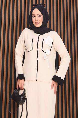 Çiçek Detaylı Sedef Düğmeli Tesettür Triko Takım Ekru - Thumbnail