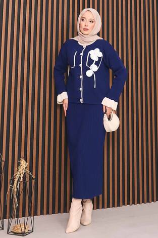 Çiçek Detaylı Sedef Düğmeli Tesettür Triko Takım Lacivert