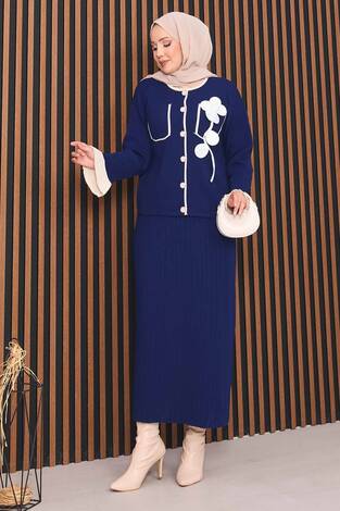 Çiçek Detaylı Sedef Düğmeli Tesettür Triko Takım Lacivert - Thumbnail