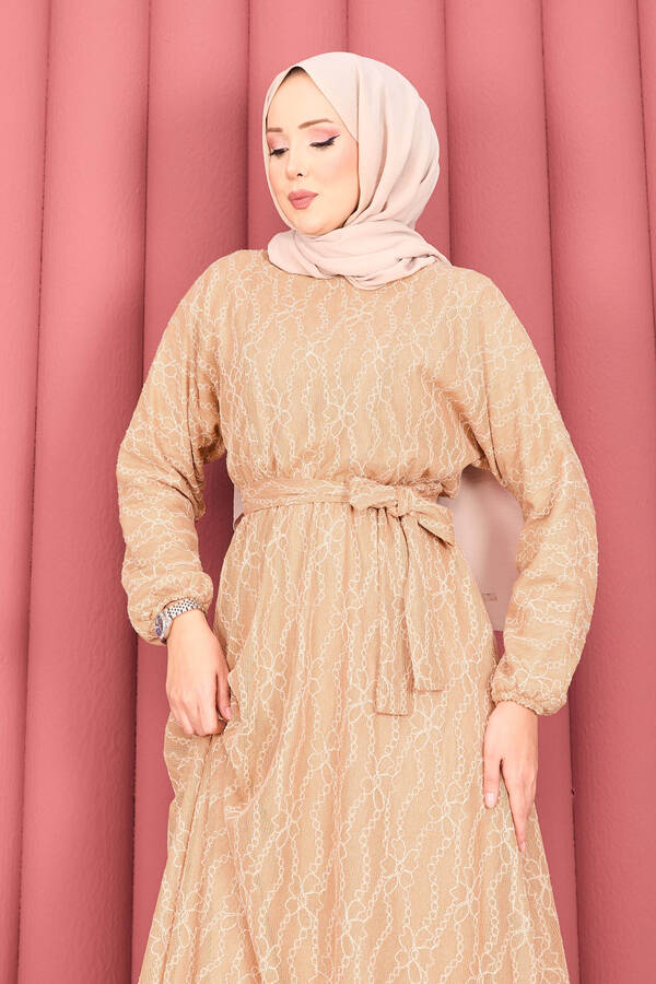 Dantel Dokulu Seyyar Kuşaklı Tesettür Elbise Camel - 3