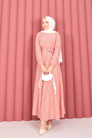 Dantel Dokulu Seyyar Kuşaklı Tesettür Elbise Pudra - Thumbnail