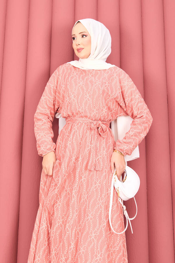 MD - Dantel Dokulu Seyyar Kuşaklı Tesettür Elbise Pudra (1)