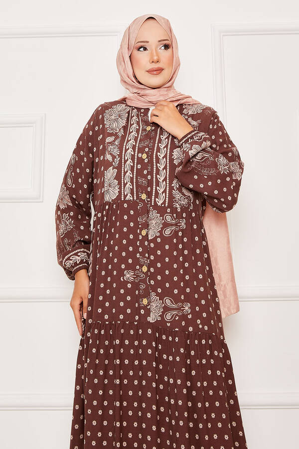 Azr - Desenli Ve Düğmeli Hakim Yaka Elbise Kahve (1) Azr - Desenli Ve Düğmeli Hakim Yaka Elbise Kahve (1)