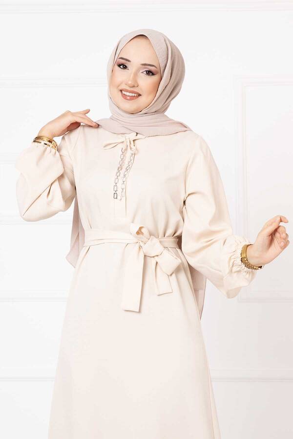 Ar - Düğme Detaylı Seyyar Kemerli Tesettür Elbise Krem (1) Ar - Düğme Detaylı Seyyar Kemerli Tesettür Elbise Krem (1)