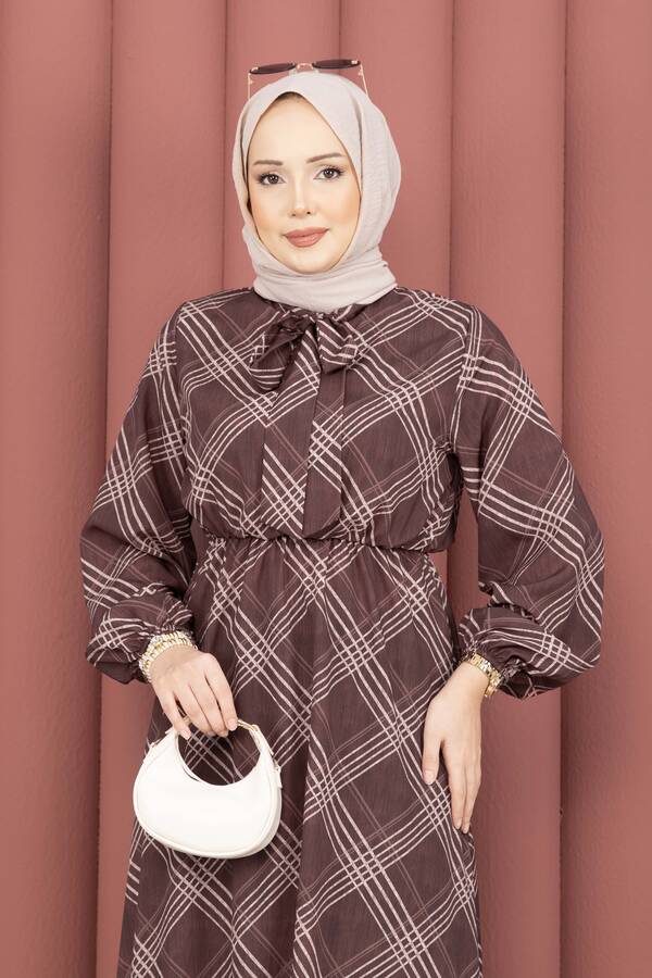 MD - Ekose Desen Beli Büzgülü Tesettür Elbise Kahve (1)