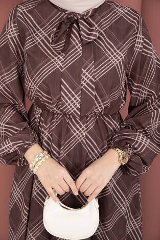 Ekose Desen Beli Büzgülü Tesettür Elbise Kahve - Thumbnail