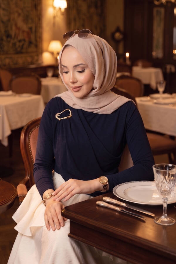 Özk - Gold Broş Detaylı Sandy Body Lacivert