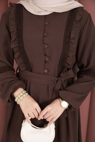 Güpür Şeritli Kuşaklı Tesettür Elbise Kahve - Thumbnail