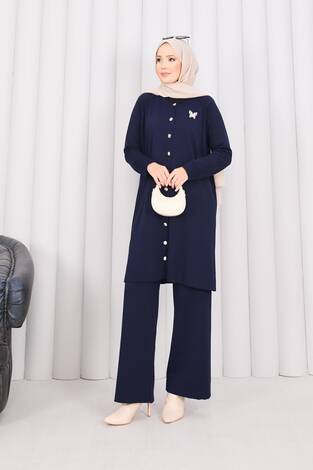 İnci Kelebek Broşlu Tesettür Triko Takım Lacivert - Thumbnail