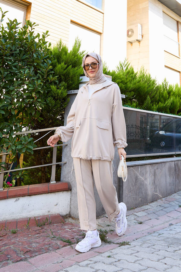 MD - Kapüşon Ve Fermuar Detaylı İkili Oyşo Takım Taş (1) MD - Kapüşon Ve Fermuar Detaylı İkili Oyşo Takım Taş (1)