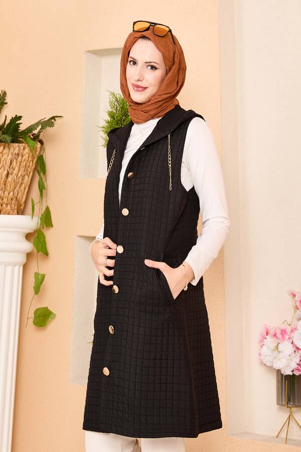 MD - Kapüşonlu Gold Düğme Detaylı Kapitone Yelek Siyah (1) MD - Kapüşonlu Gold Düğme Detaylı Kapitone Yelek Siyah (1)