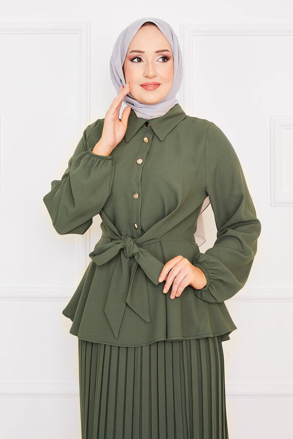 MD - Kendinden Kuşaklı Piliseli Tesettür Takım Haki (1) MD - Kendinden Kuşaklı Piliseli Tesettür Takım Haki (1)