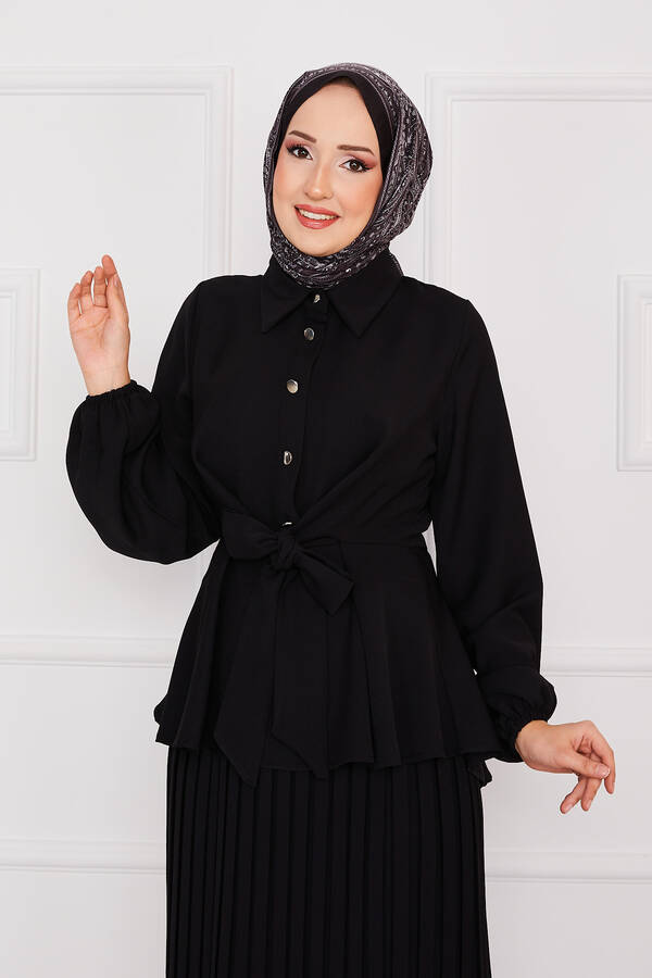 MD - Kendinden Kuşaklı Piliseli Tesettür Takım Siyah (1) MD - Kendinden Kuşaklı Piliseli Tesettür Takım Siyah (1)