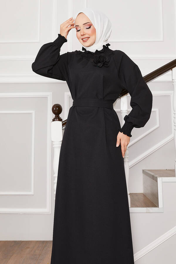 Zmr - Kolları Gipeli Gül Broşlu Tesettür Elbise Siyah (1) Zmr - Kolları Gipeli Gül Broşlu Tesettür Elbise Siyah (1)
