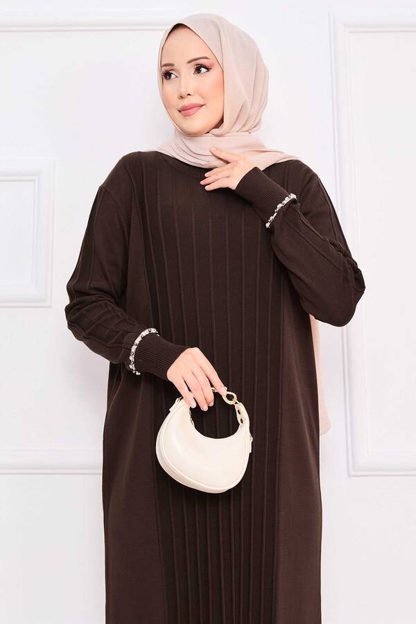 Frx - Manşeti Ve Eteği Taş İşlemeli Tesettür Triko Elbise Kahve (1)