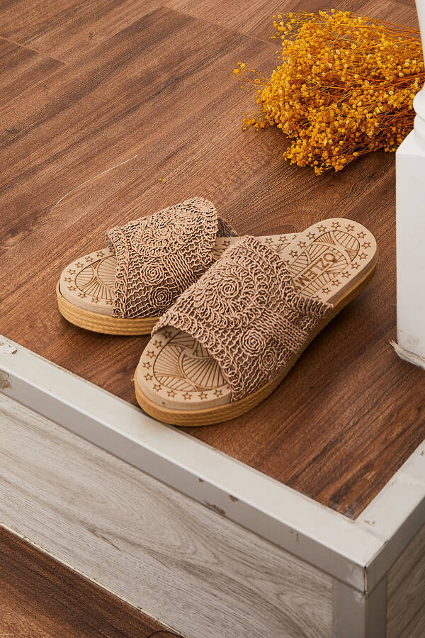 Motif Detaylı Hasır Terlik Vizon Motif Detaylı Hasır Terlik Vizon